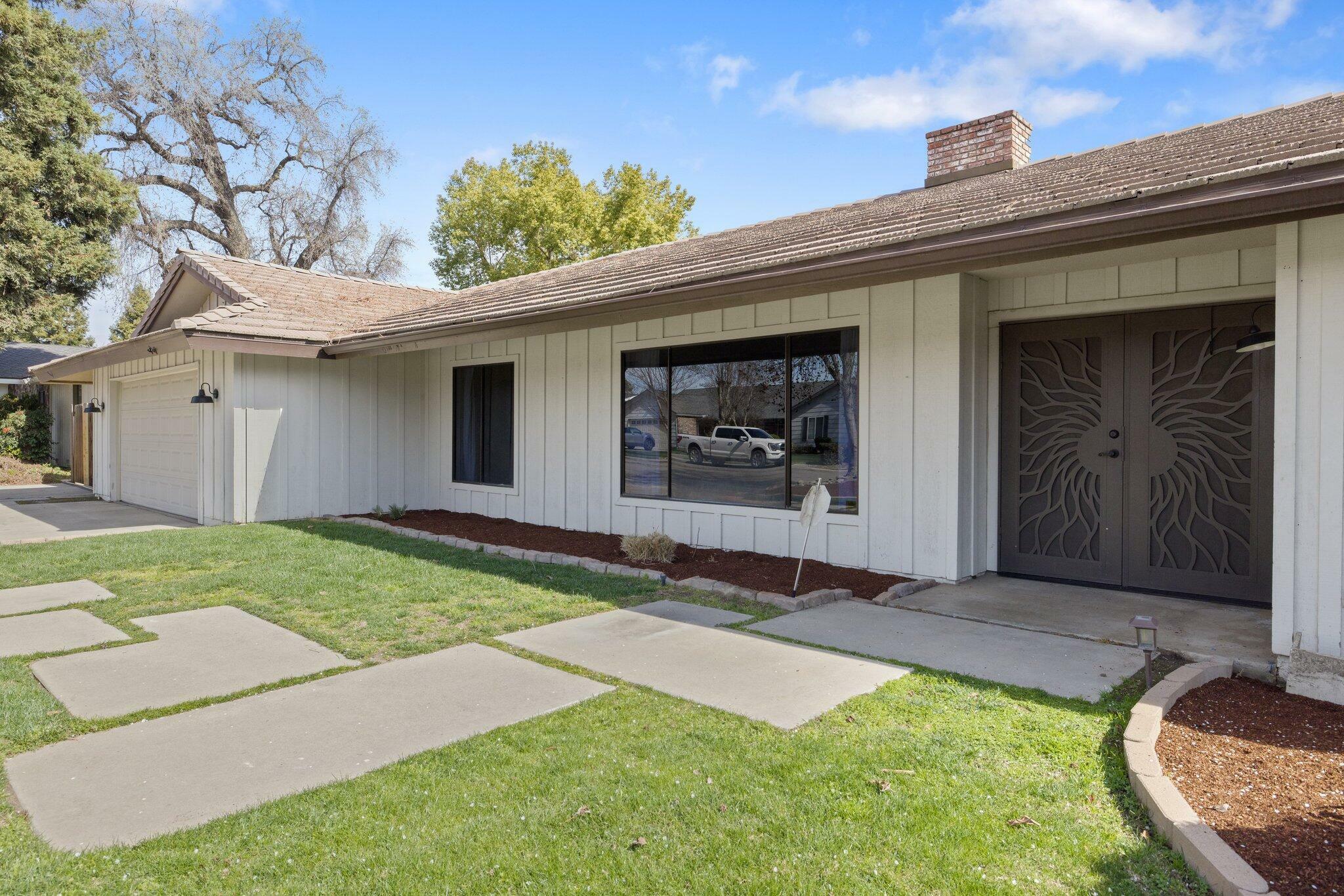 Property Photo:  1742 S Royal Oaks Drive  CA 93277 