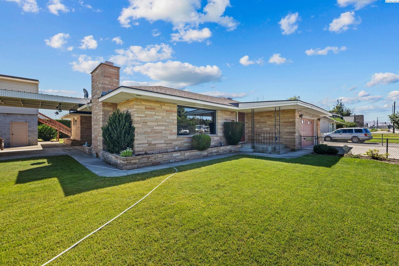 Property Photo:  303 N Ave B  WA 98930 