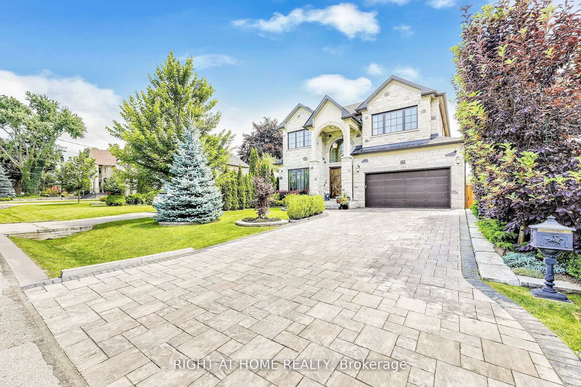 Property Photo: 484 Avonwood Drive ON L5G 1Y9