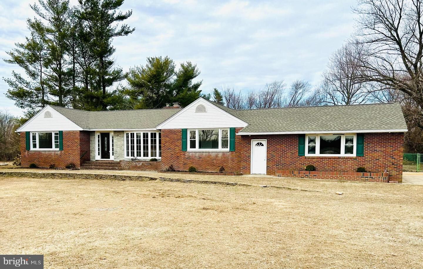 Property Photo:  423 Jackson Road  NJ 08080 