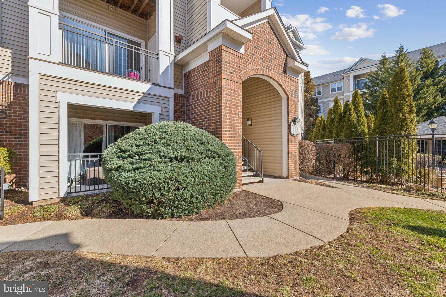 12958 Centre Park Circle 427  Herndon VA 20171 photo
