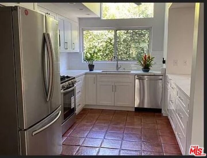 Property Photo:  8090 Mulholland Dr  CA 90046 