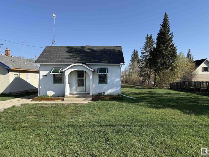 Property Photo:  4917 47 Avenue  AB T7Z 1L7 