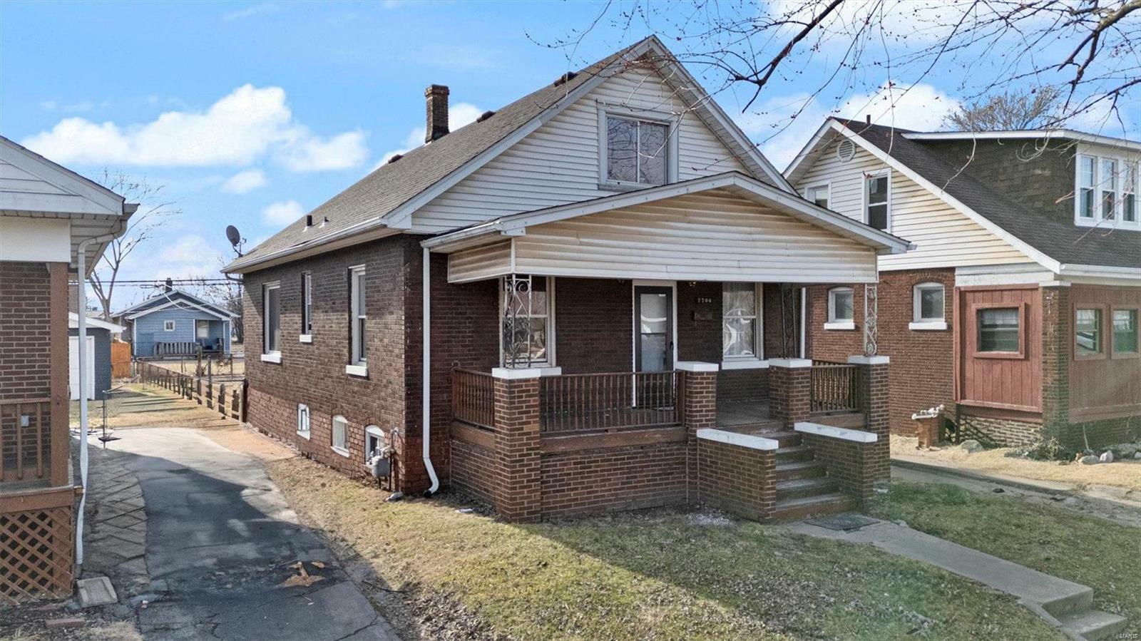 Property Photo:  2706 Iowa Street  IL 62040 