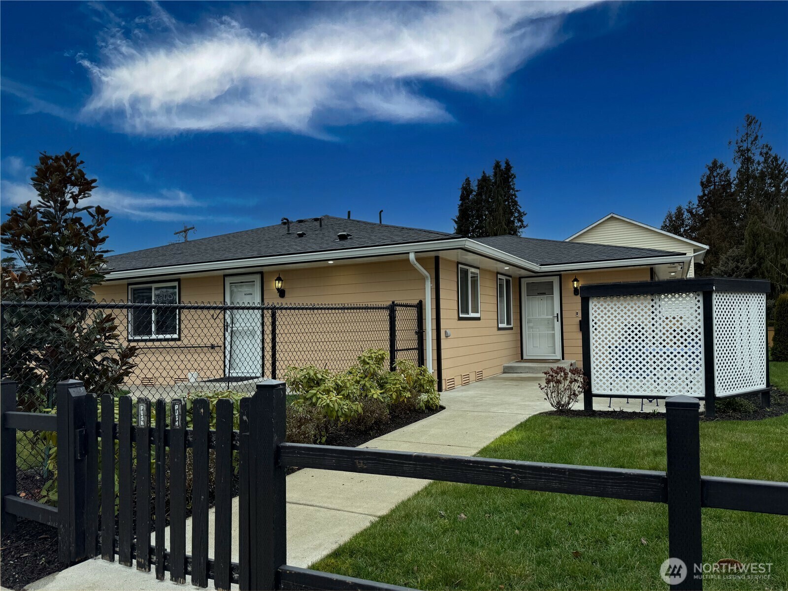 Property Photo:  4330  Hoyt Avenue  WA 98203 