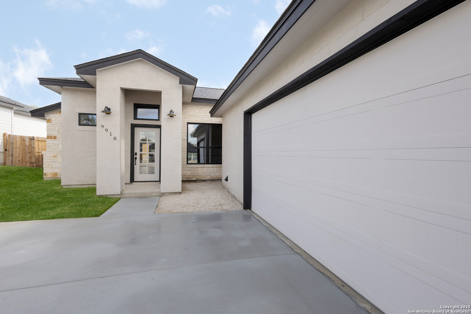 Property Photo: 9918 Loma Alta Cir TX 78109