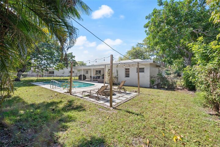 Property Photo: 940 SW 52nd Ave FL 33317