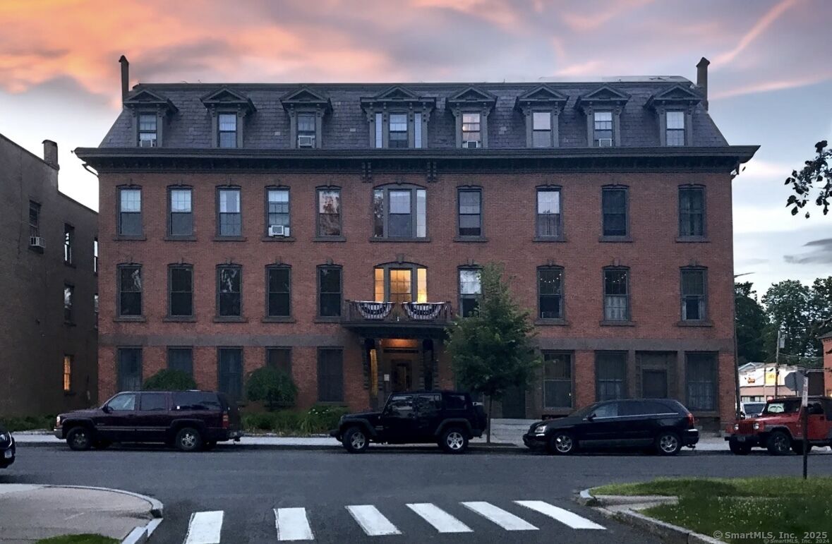 Property Photo: 130 Main Street Apt 4D CT 06019