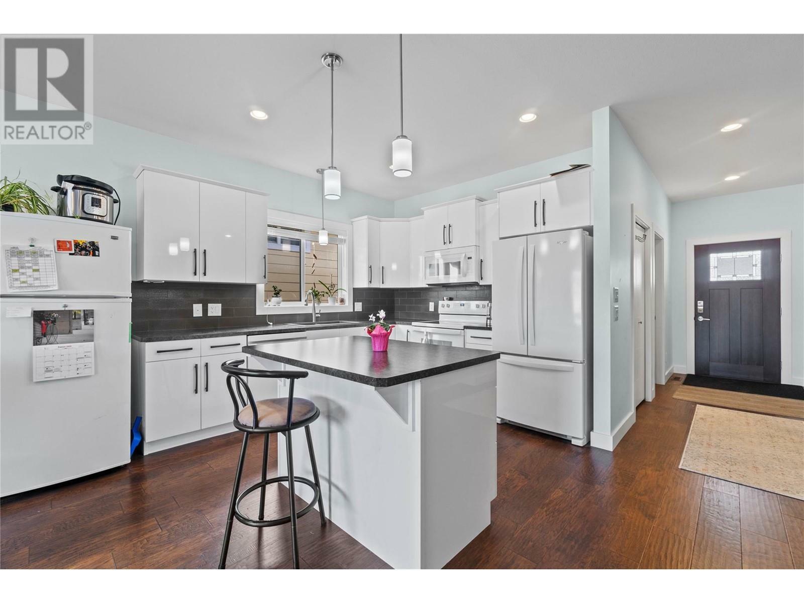 Property Photo: 1341 30 Street Northeast 3 BC V1E 0A7