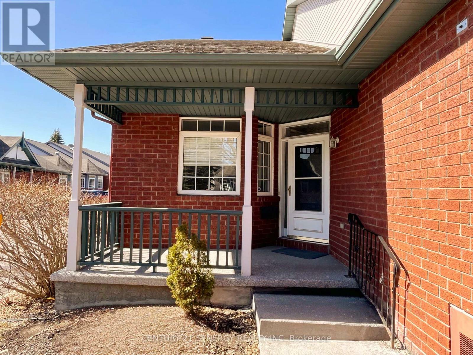 Photo de la propriété: 25 Briardale Crescent North ON K2E 1C3