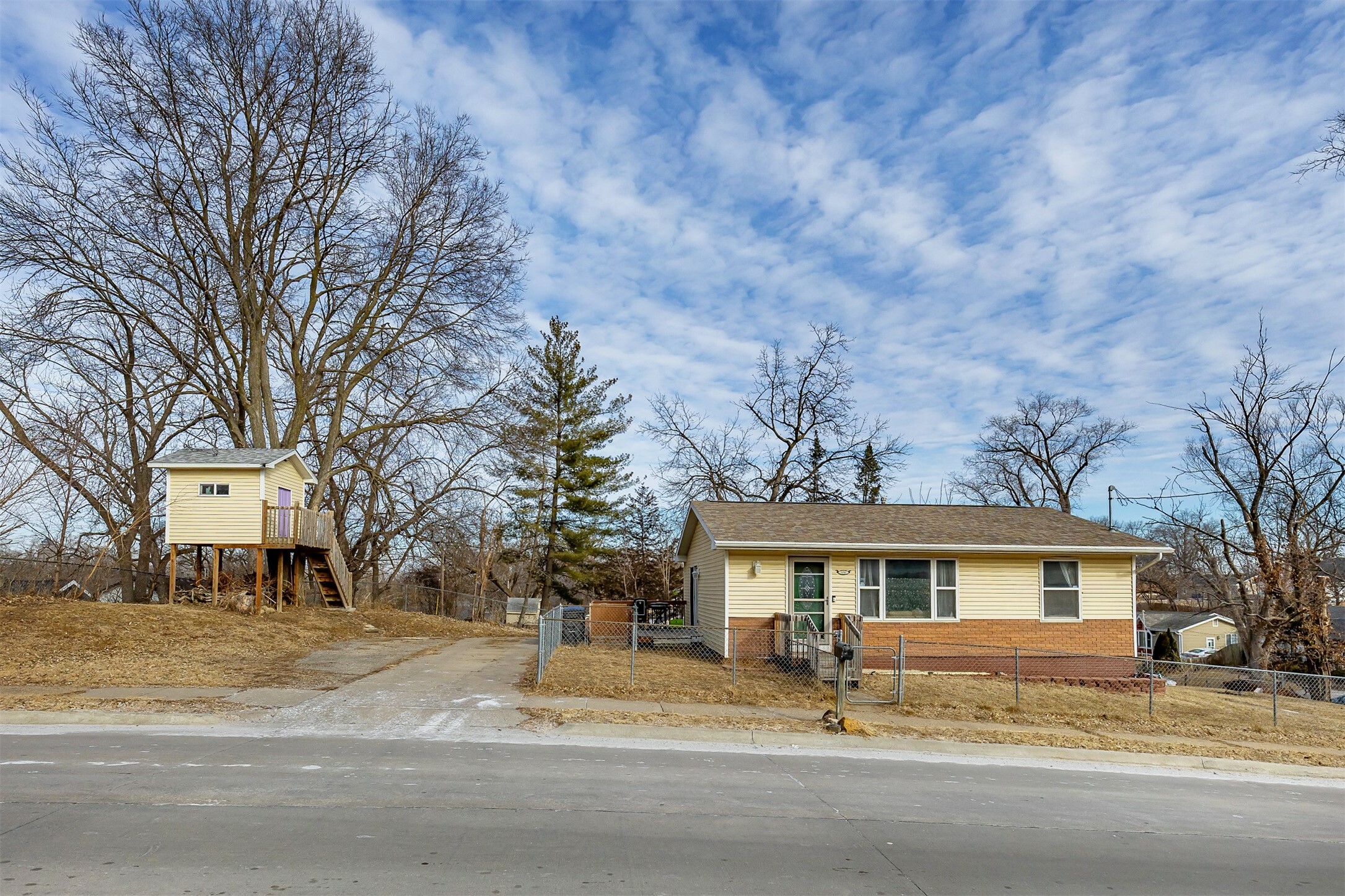 Property Photo:  620 E Bell Avenue  IA 50315 