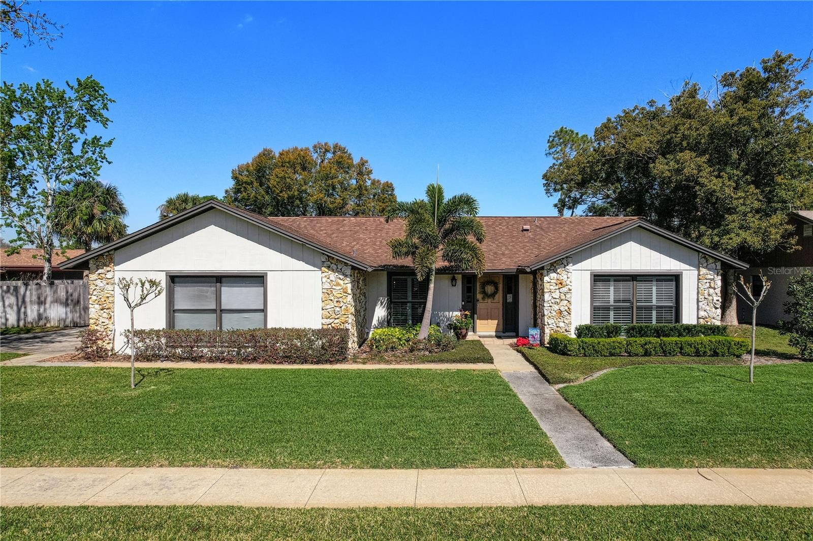 Property Photo: 207 Pembrook Place FL 32779