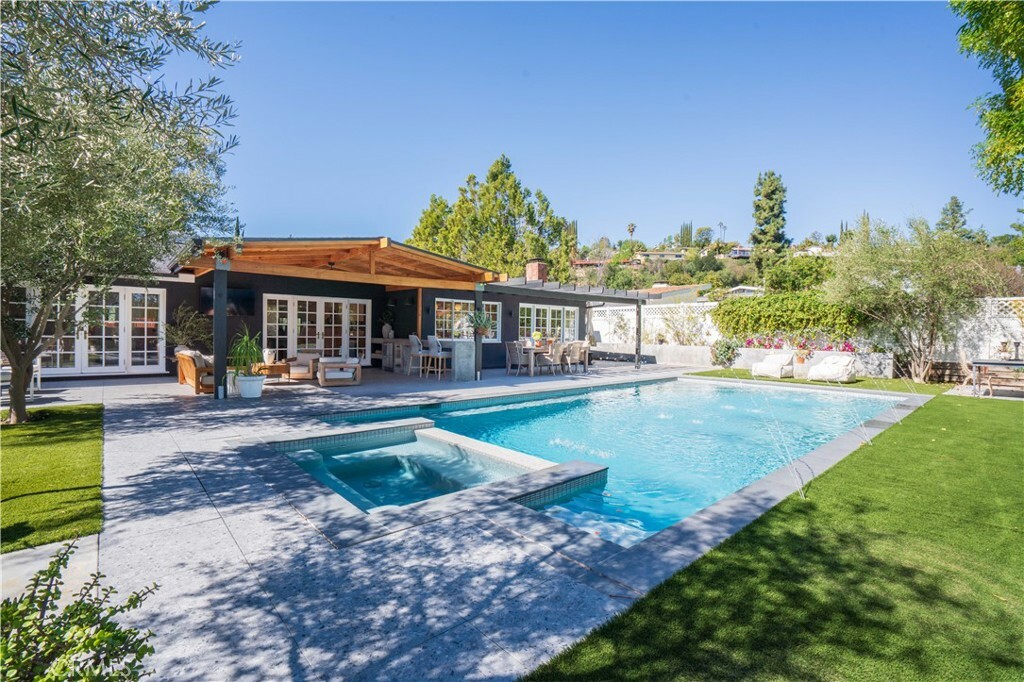 Property Photo: 5910 Pat Avenue CA 91367