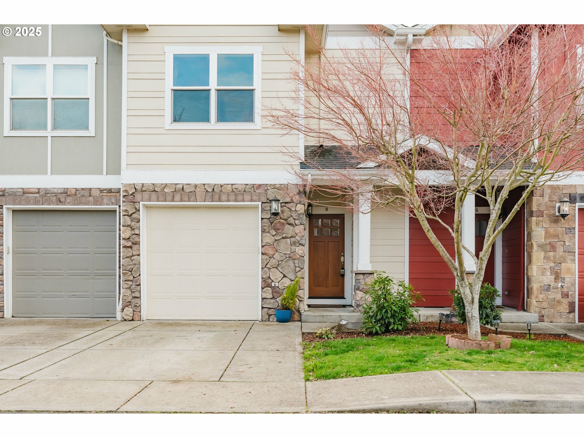 Property Photo: 211 Silver St 2H OR 97381