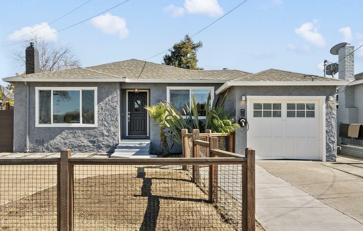 Property Photo:  736 Charter Street  CA 94063 