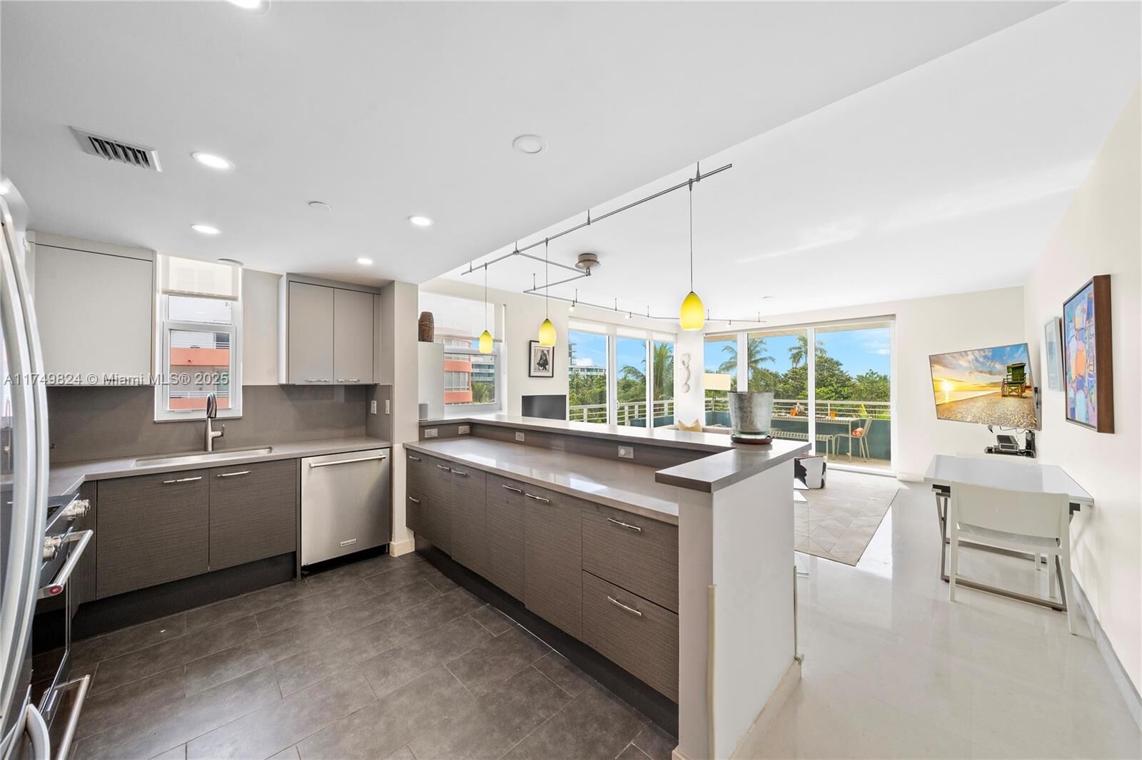 Property Photo:  200 Ocean Dr 5D  FL 33139 