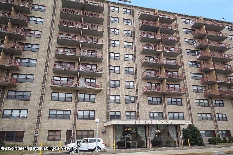 Property Photo:  1000 Clove Road 3G  NY 10301 