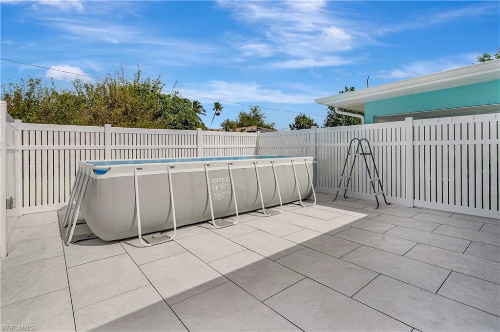 Property Photo: 719 Sharar Ct FL 33904