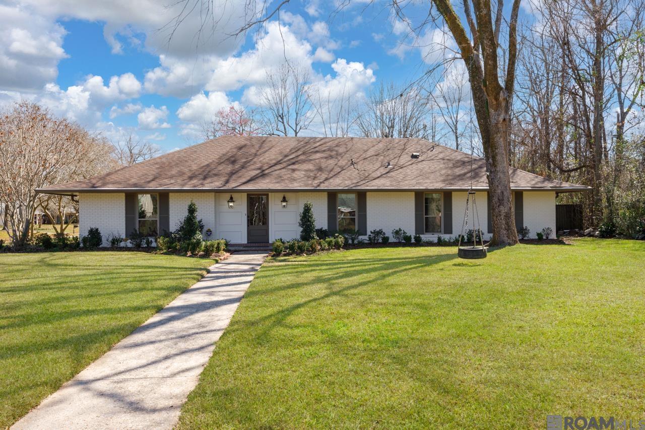 Property Photo: 1076 E Lakeview Dr LA 70810