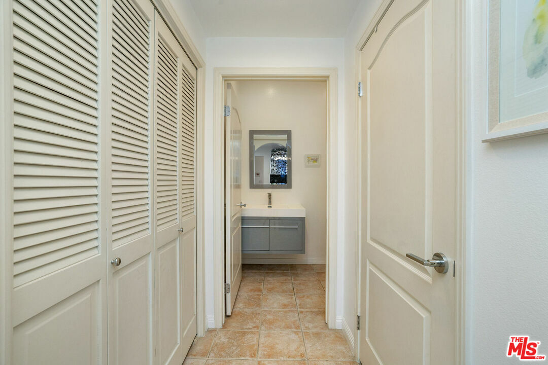 Property Photo: 7218 Hillside Ave CA 90046