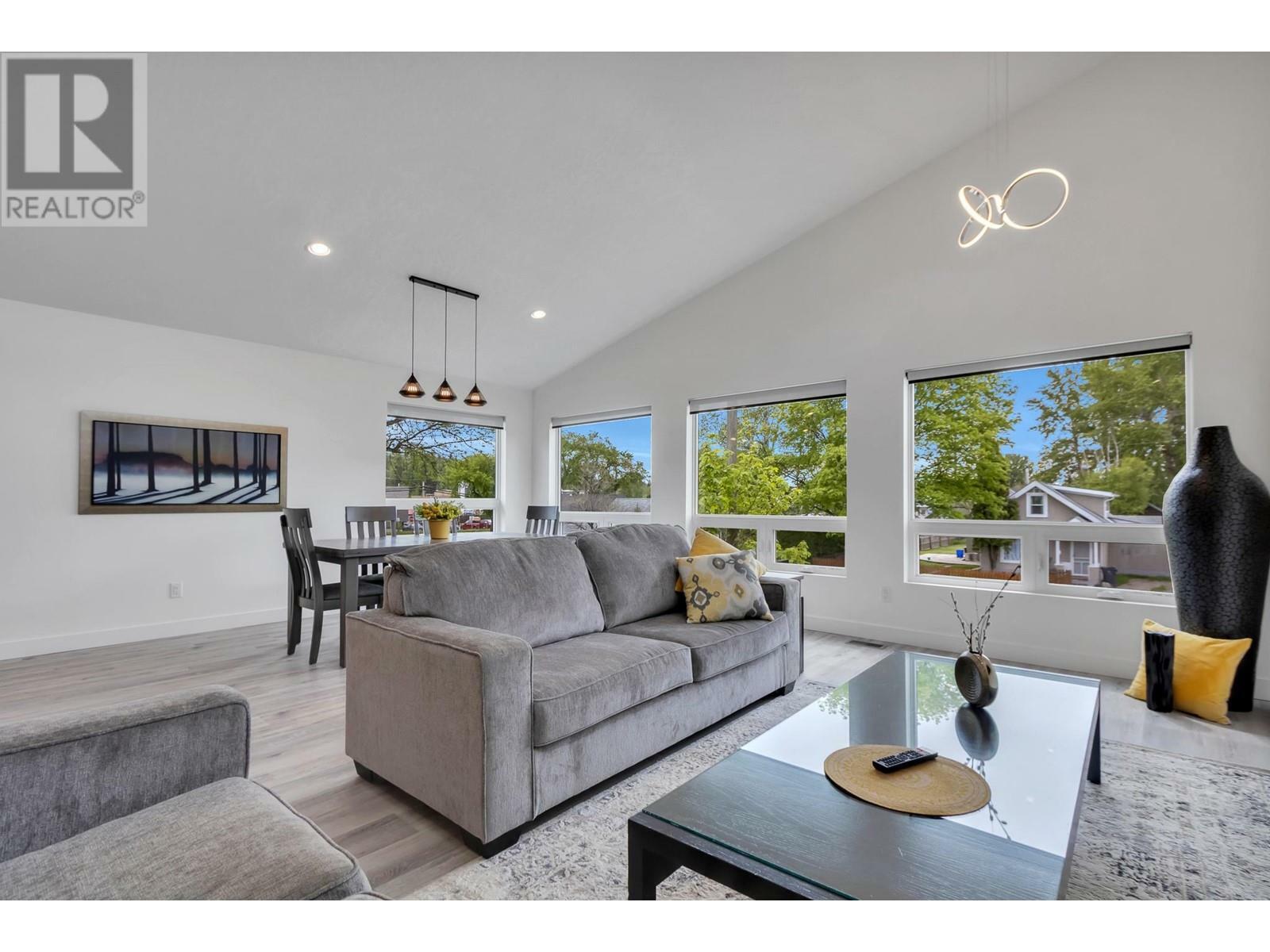 Photo de la propriété: 1654 7th Avenue BC V2L 3P8