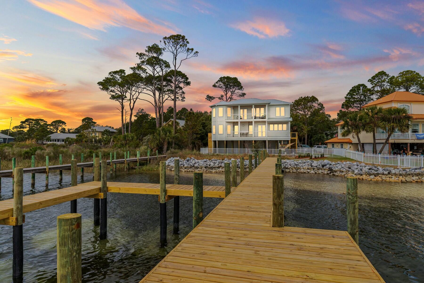 Property Photo: 206 SE Sloat Court FL 32548