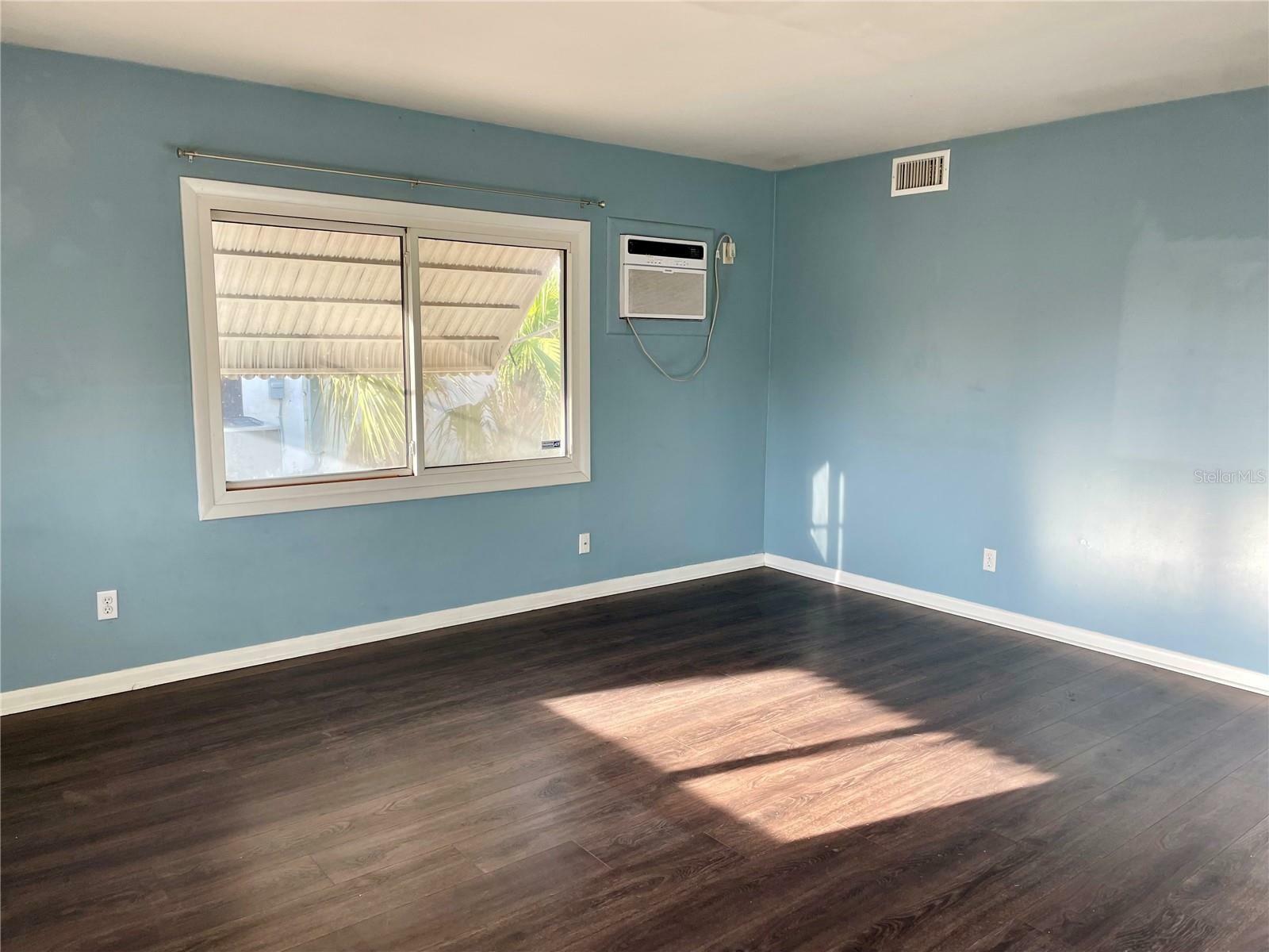 Property Photo: 624 Folsom Street S FL 33707