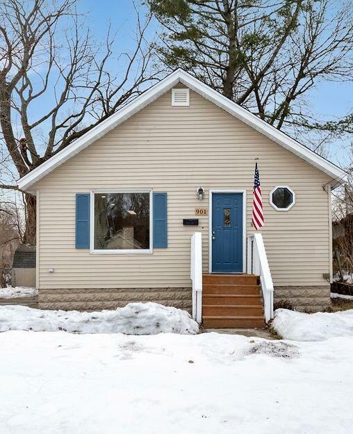 Property Photo:  901 W Grand Avenue  MI 49441 