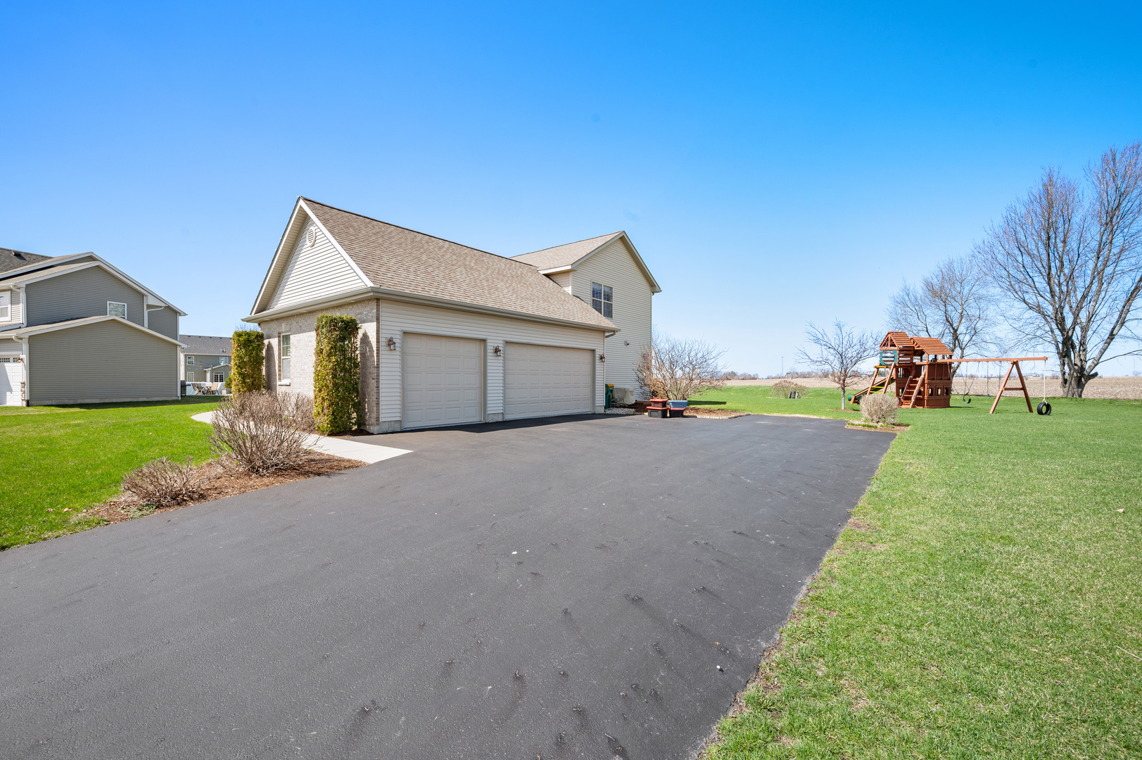 Property Photo: 525 Brighton Way IL 60178