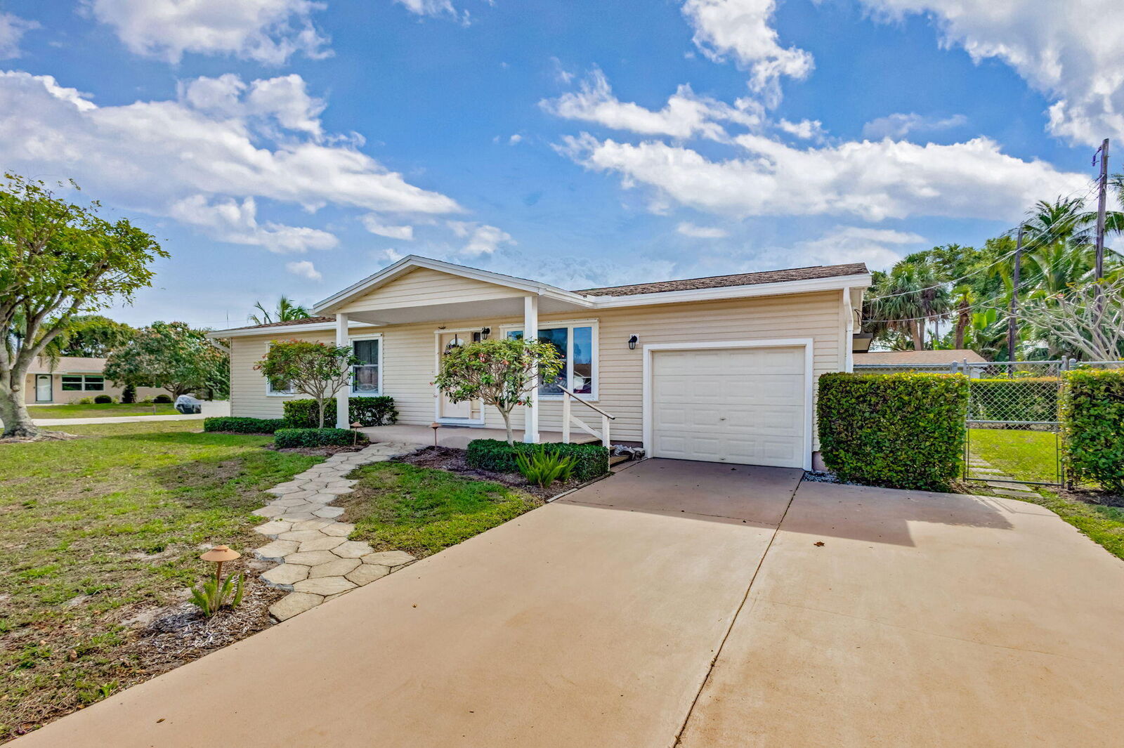 Property Photo:  509 Holly Drive  FL 33410 