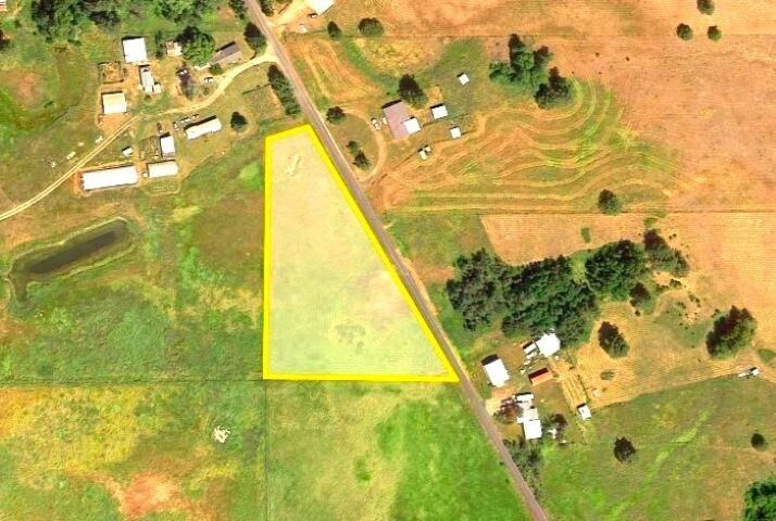 Property Photo:  28115 N North Rd  WA 99006 