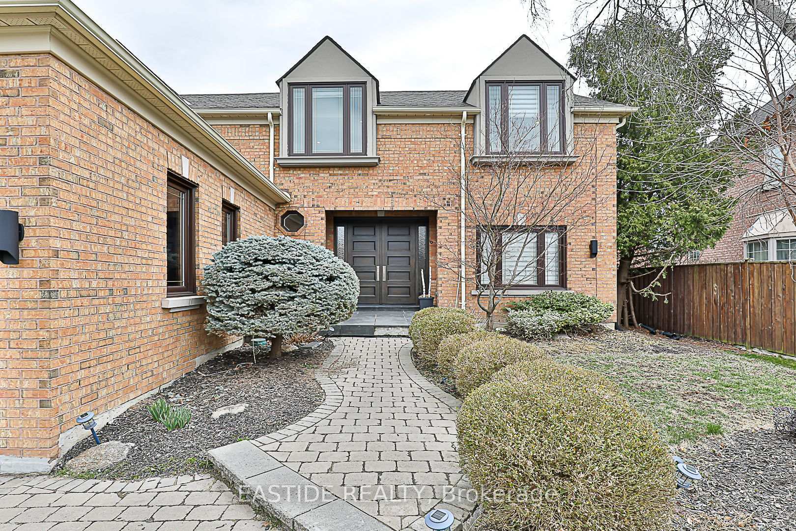 Property Photo: 11 Gatcombe Circ ON L4C 9P4