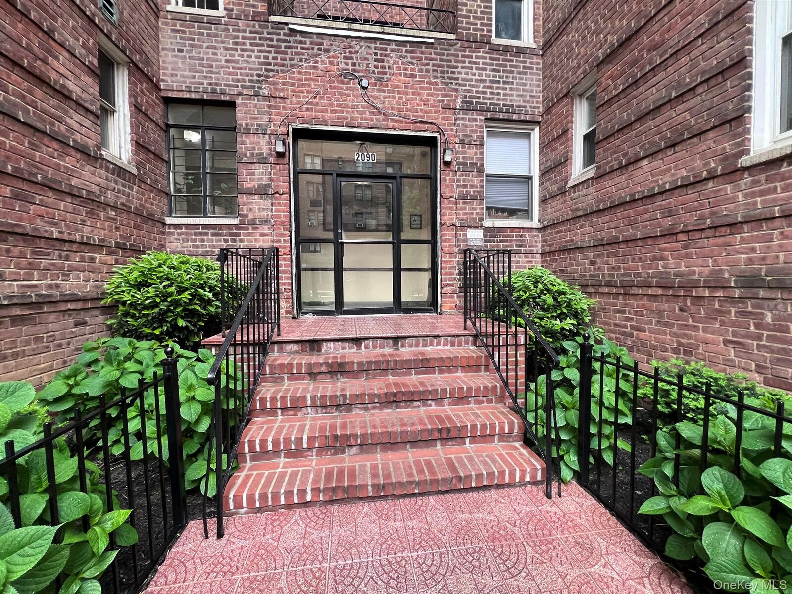 Property Photo: 2090 Barnes Avenue 2H NY 10462