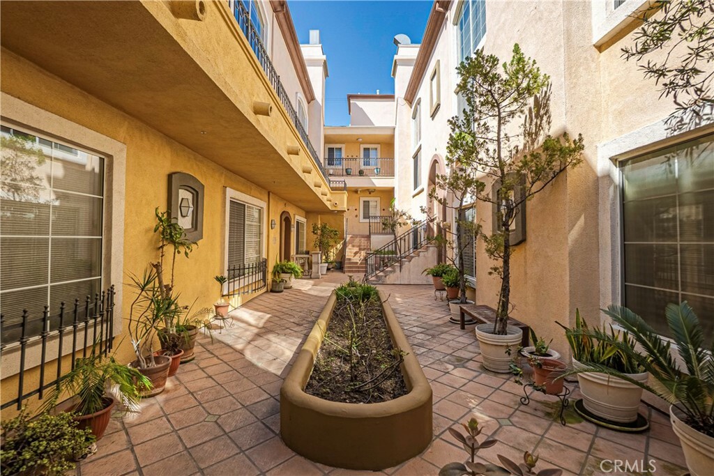 Property Photo:  7111 La Tijera Boulevard D101  CA 90045 