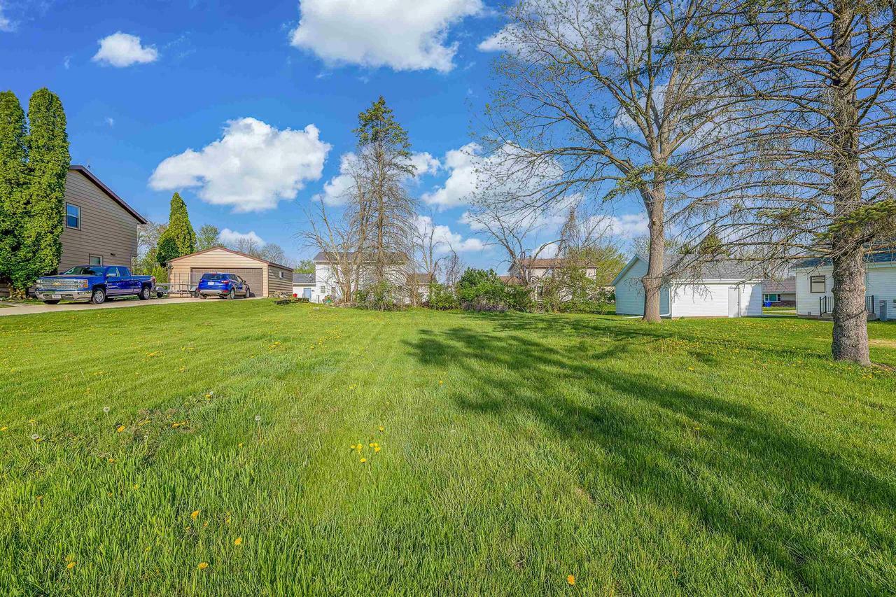 Property Photo: 206 Derby Lane WI 53094