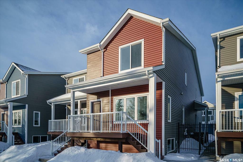 Property Photo:  429 L Avenue S  SK S7M 5Y6 