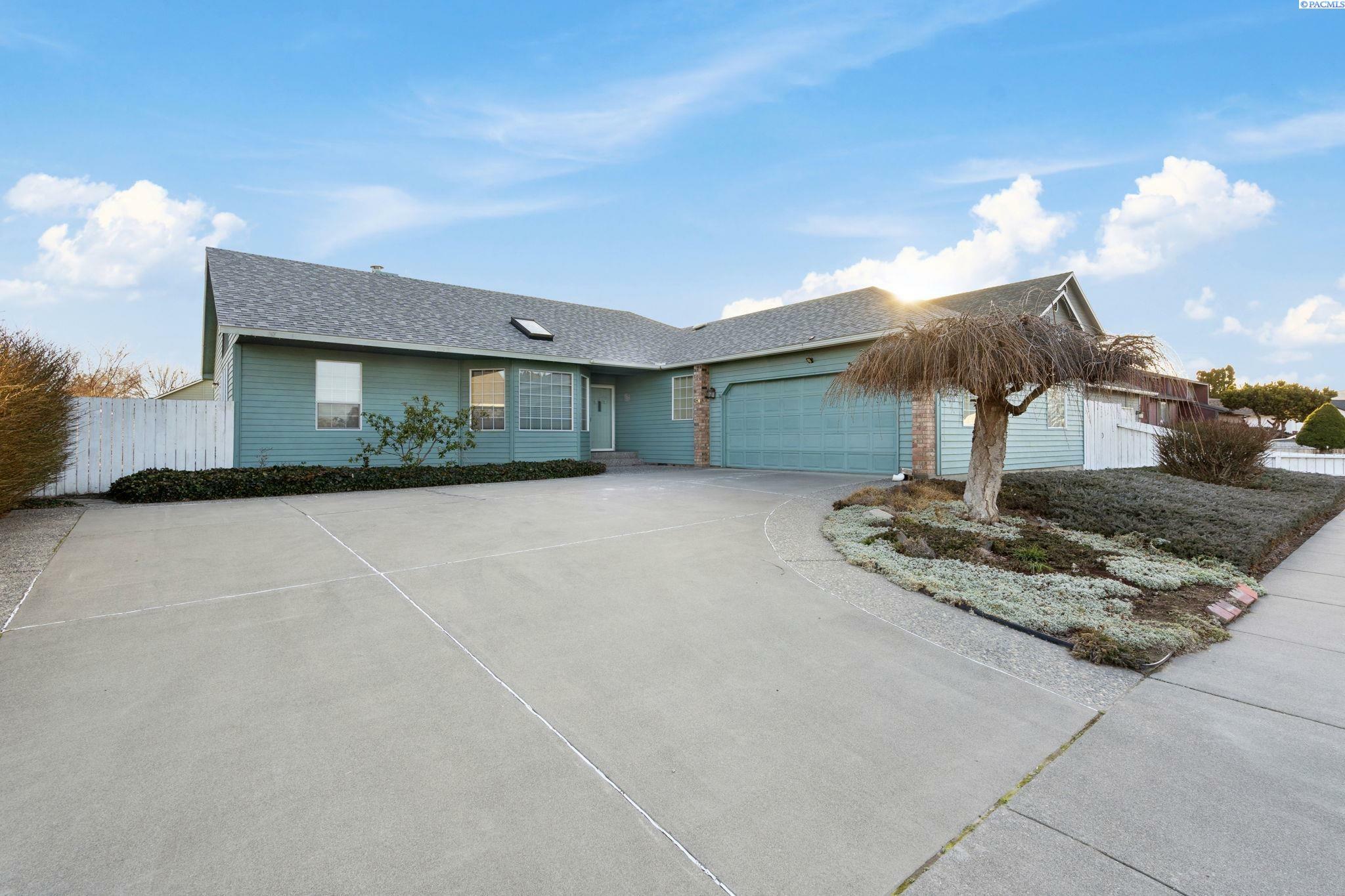 Property Photo: 8719 W Hood Ave WA 99336