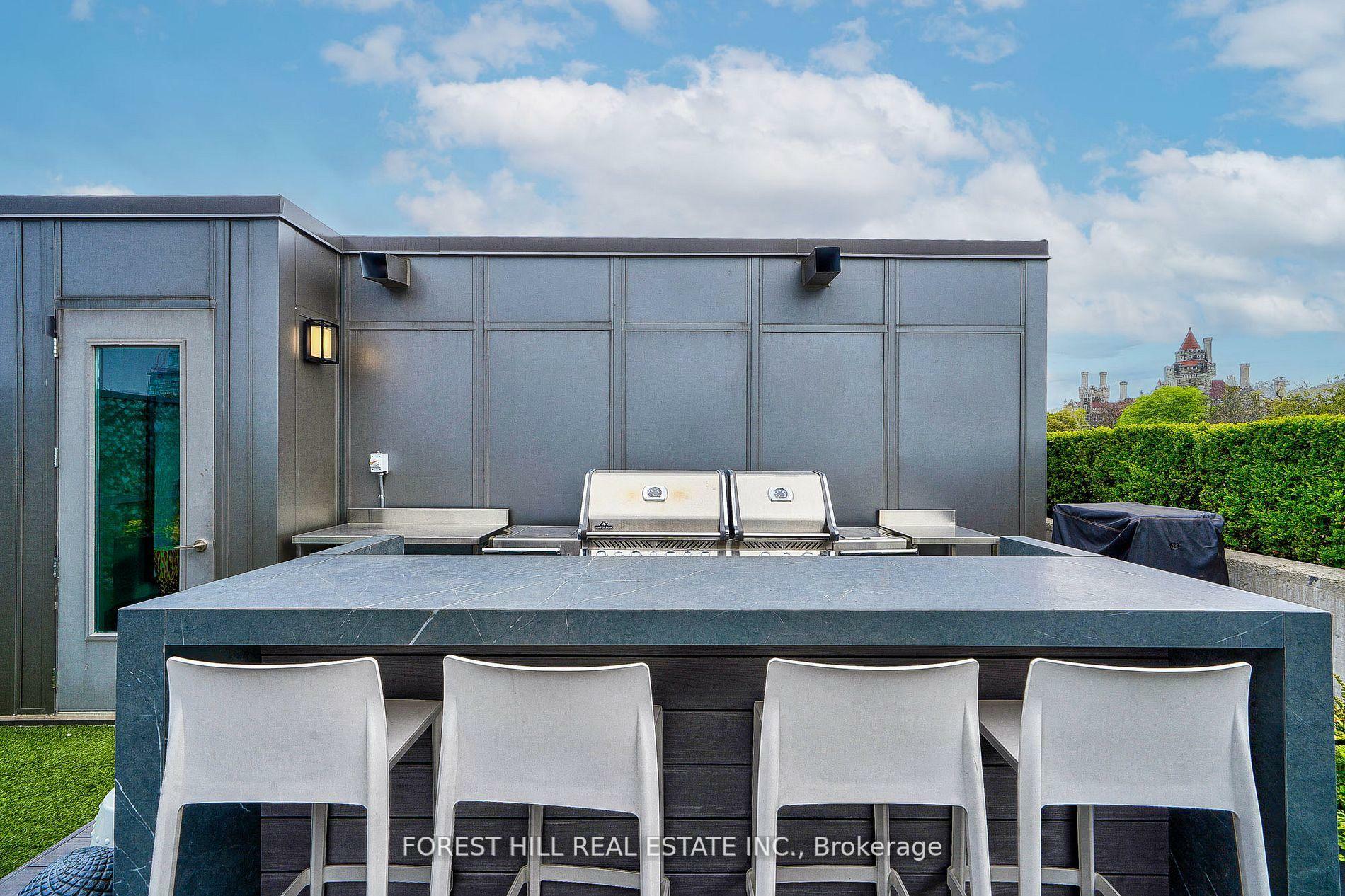 Property Photo: 377 Madison Ave 706 ON M4V 3E1
