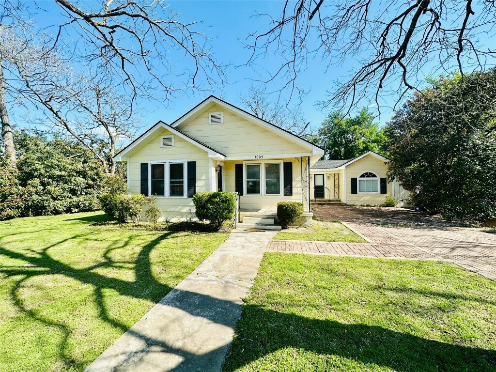 Property Photo: 1005 N Avenue C Avenue TX 78621