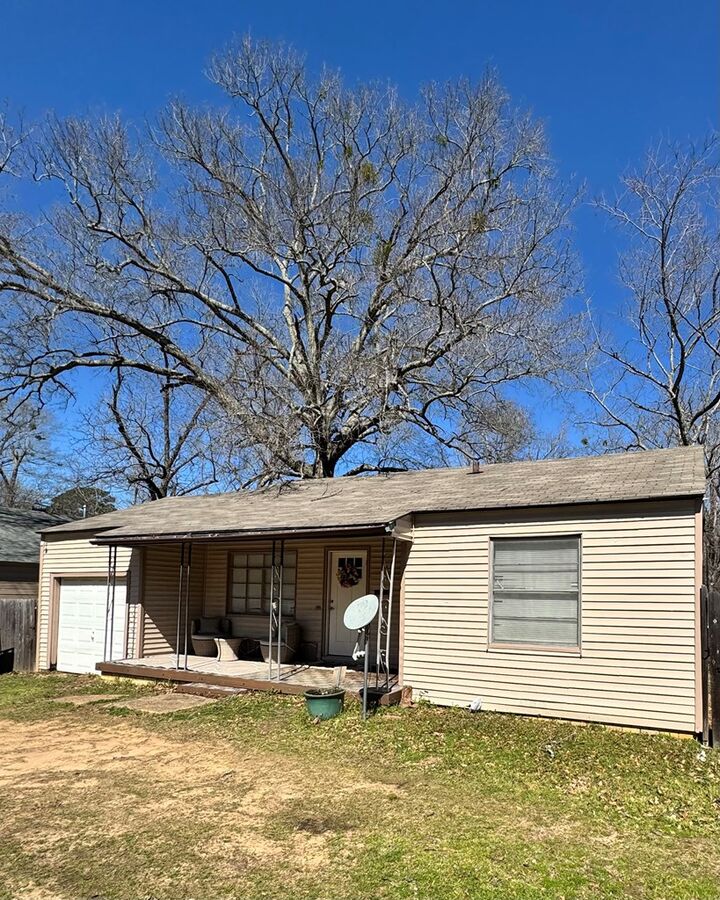 Property Photo:  701 E. Pinecrest  TX 75672 