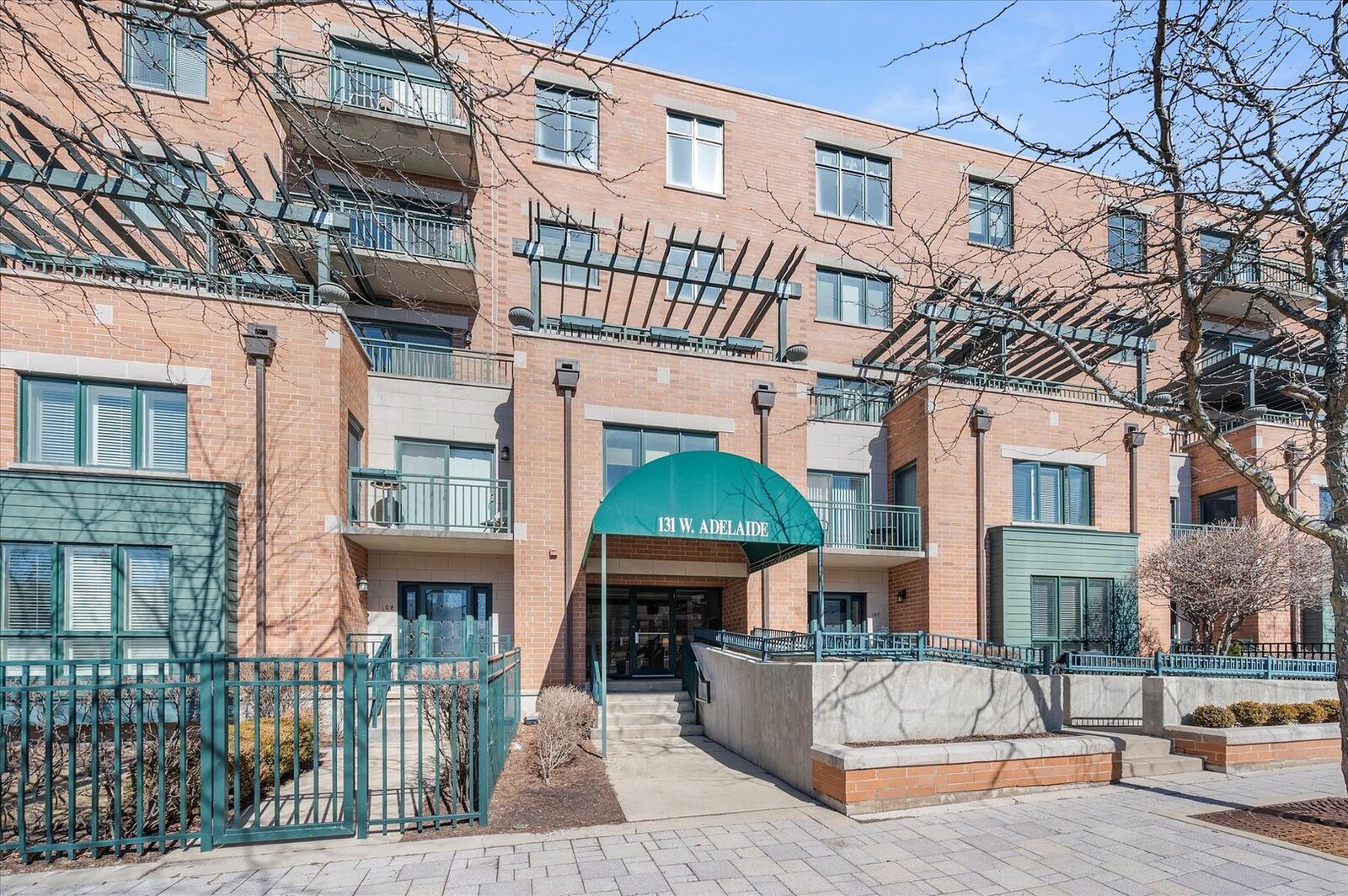 Property Photo:  131 W Adelaide Street 202  IL 60126 