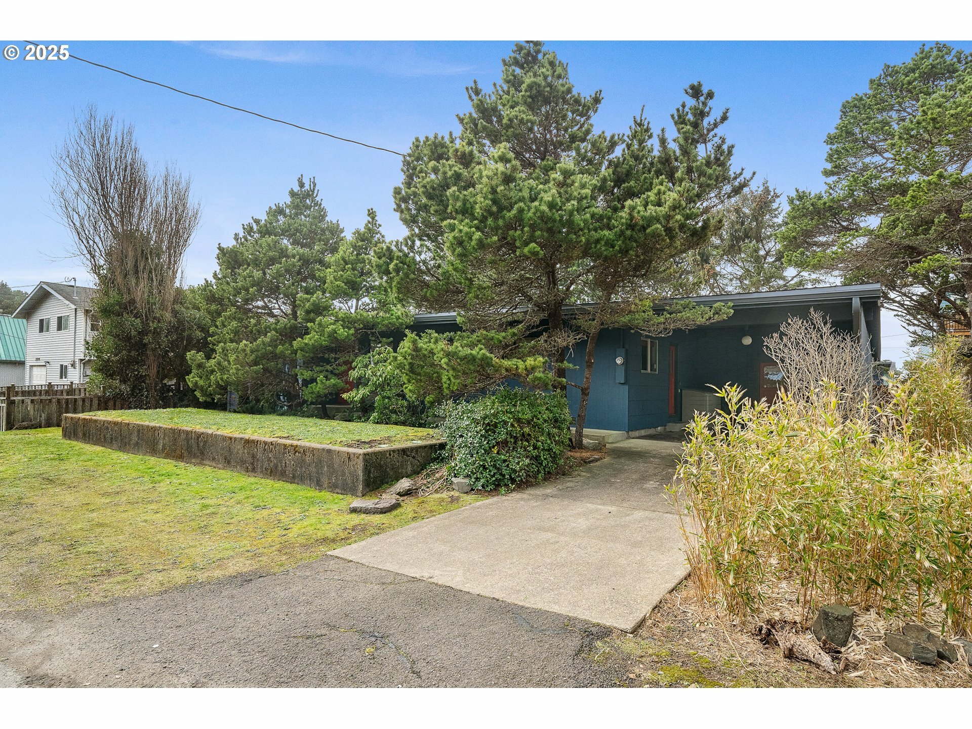 Property Photo: 25920 Nedonna Ave OR 97136