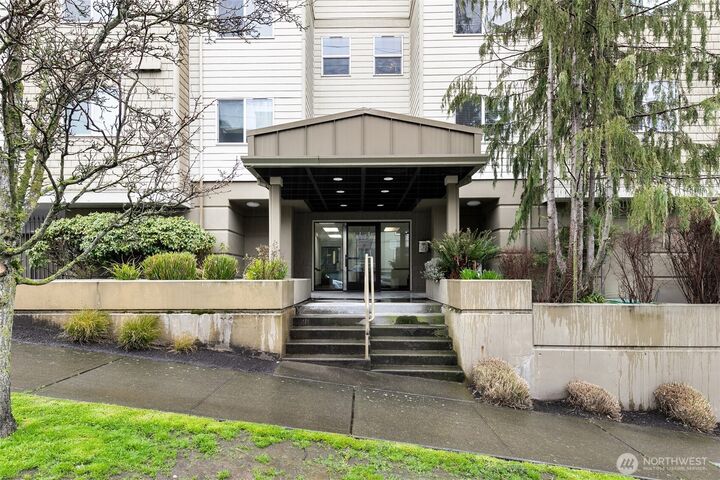 Property Photo: 3120 SW Avalon Way 403 WA 98126