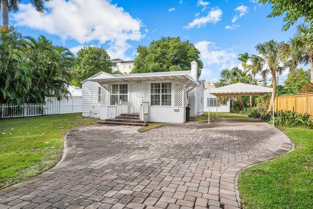 Property Photo:  228 SE 7th Avenue  FL 33483 