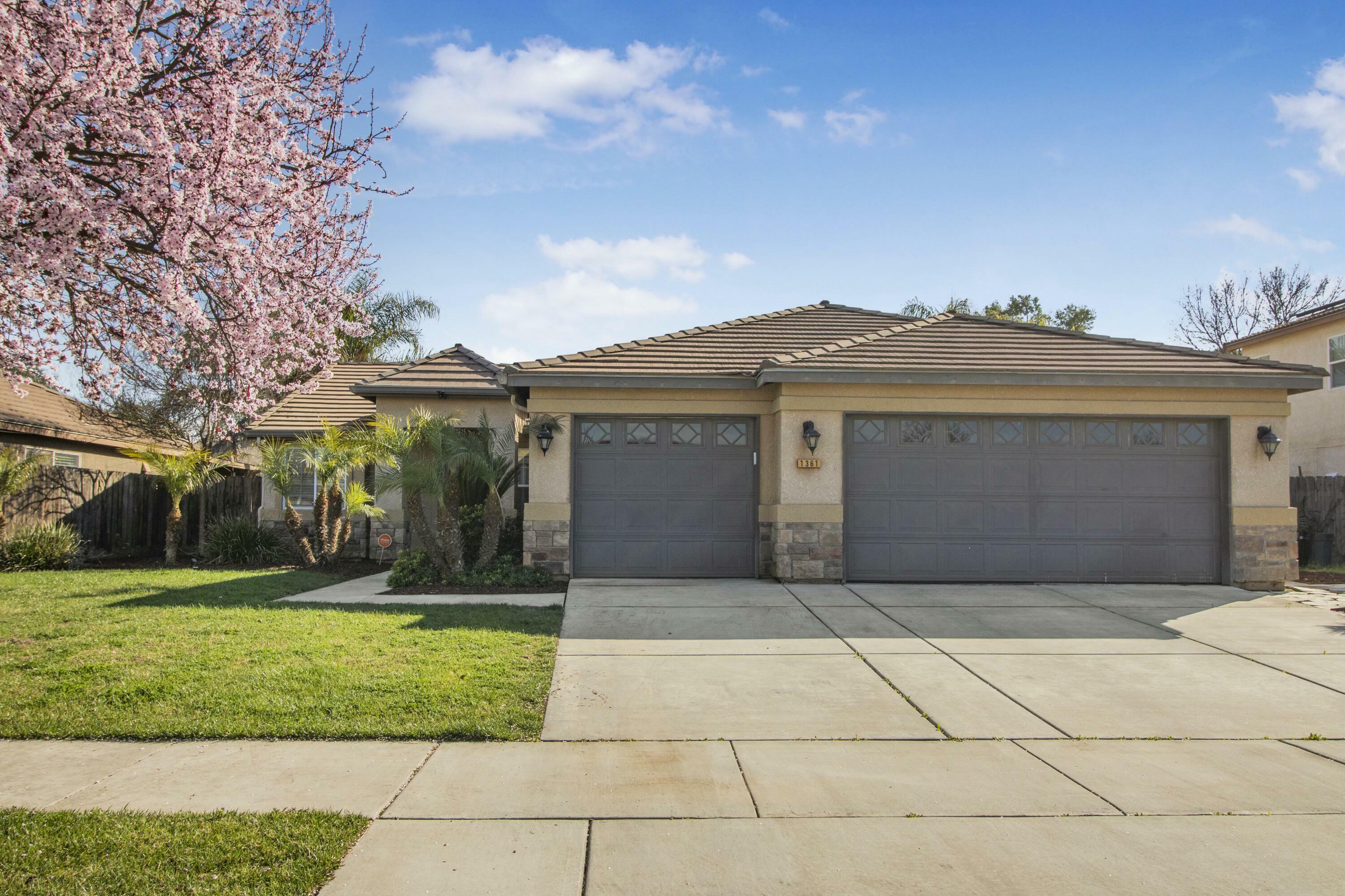 Property Photo:  1361 W Chianti Way  CA 93230 