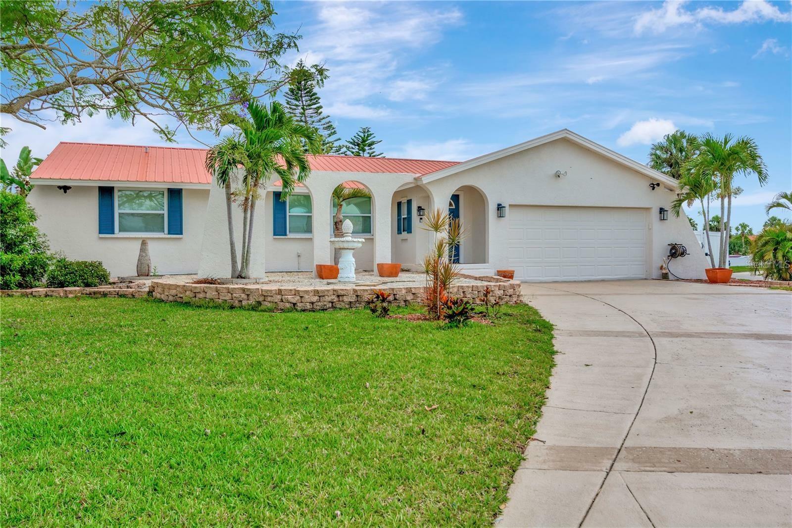 Property Photo: 922 Sago Palm Way FL 33572