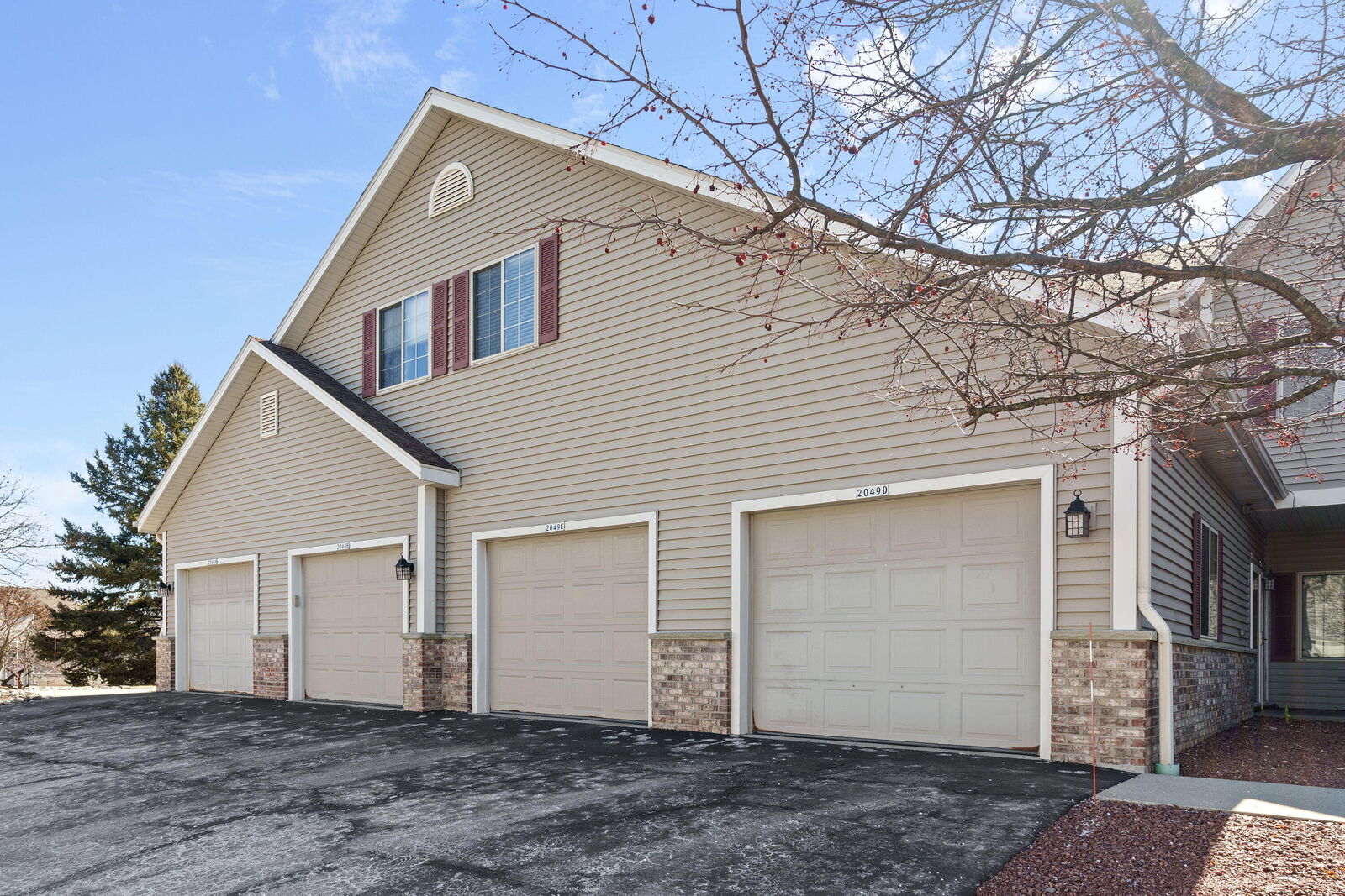 Property Photo: 2049 Pine Ridge Ct WI 53024
