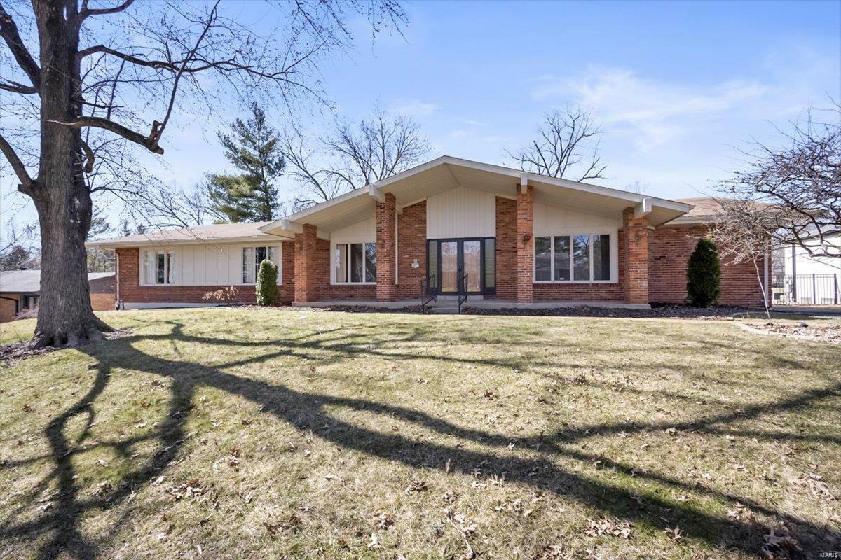 Property Photo: 811 Woodmoor Drive MO 63132