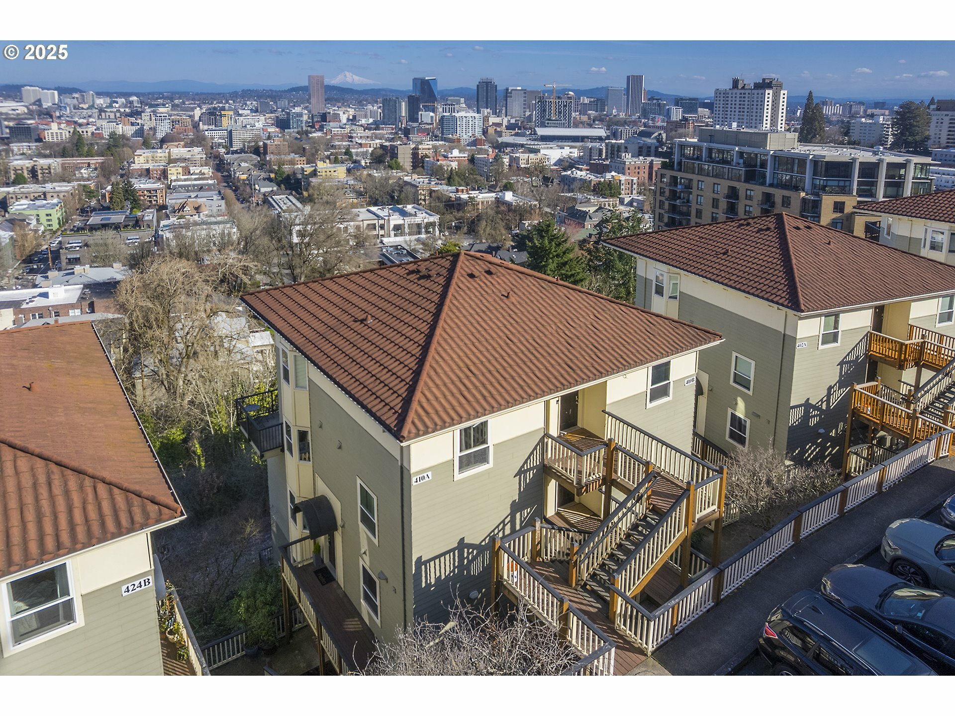 Property Photo: 410 NW Uptown Ter 3-B OR 97210