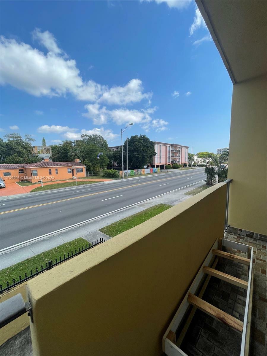 Property Photo: 300 NE 125th St 202 FL 33161